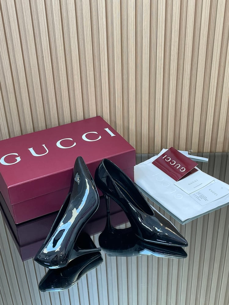 أحذية Gucci ذات الكعب العالي من الجلد اللامع على شكل حرف V بلون اسود