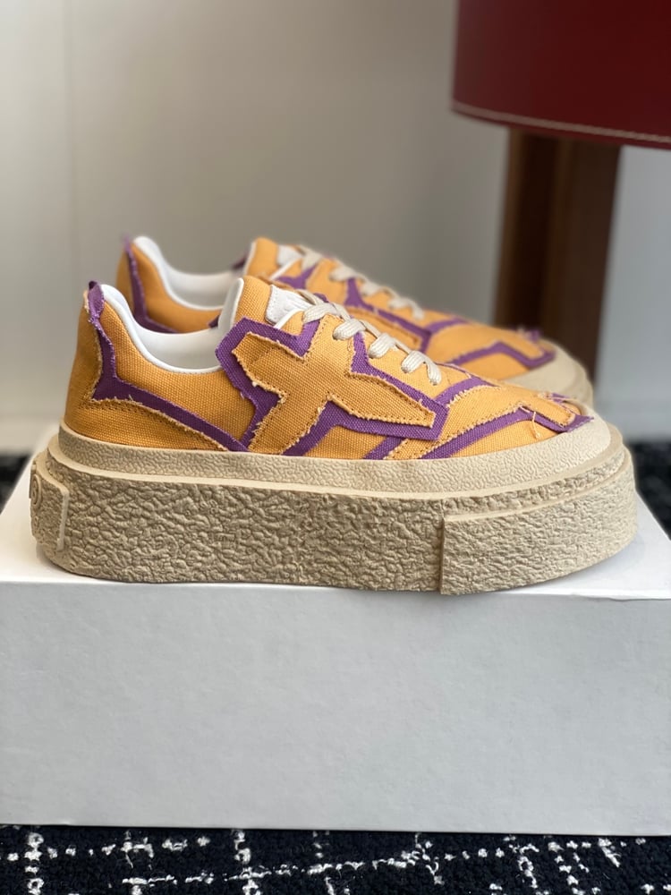 حذاء رياضي Maison Margiela ذو نعل سميك باللون البرتقالي
