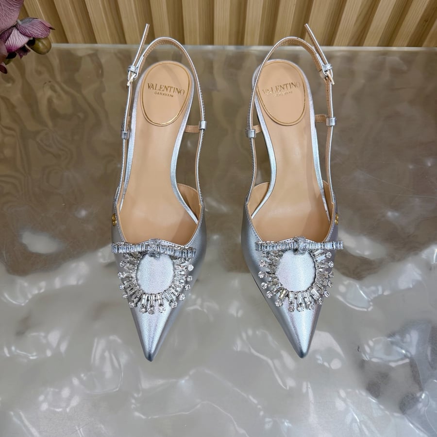 حذاء بكعب مفتوح من الخلف من الجلد مزين بالكريستال من Valentino Garavani VLogo Signature باللون الأسود