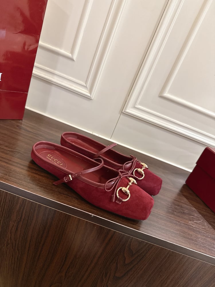 حذاء ميول نسائي من سلسلة Gucci Horsebit بلون احمر