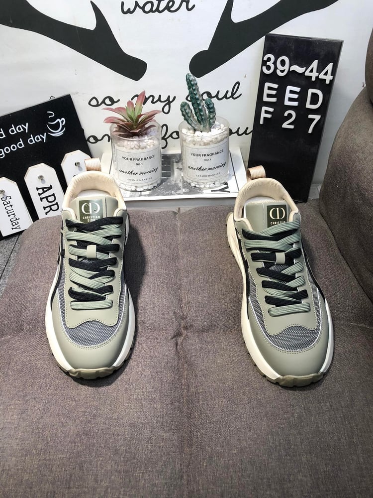 حذاء رياضي DIOR غير قابل للانزلاق ومقاوم للتآكل