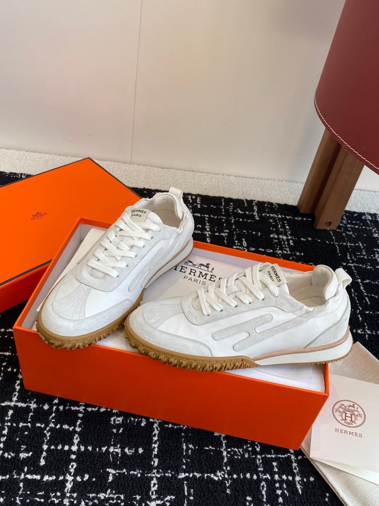 أحذية Jet Series الرياضية المصنوعة من جلد الغزال من Hermes بلون ابيض