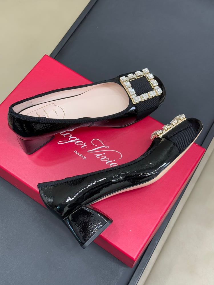 حذاءً مزينًا بأحجار الراين لفصل الربيع والصيف Roger Vivier