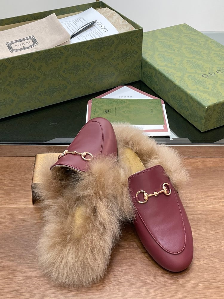 حذاء لوفر كلاسيكي من Gucci Princetown مبطن بالفرو باللون العنابي