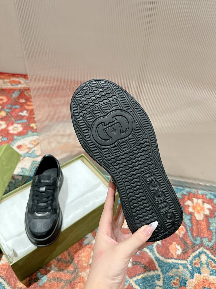 حذاء رياضي من قماش غوتشي GG Supreme باللون الأسود