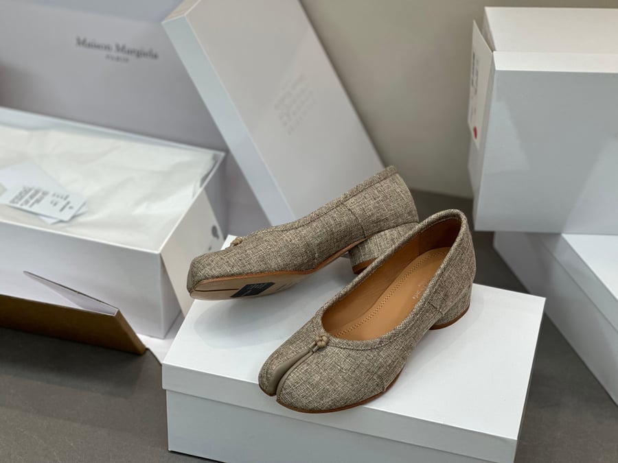 أحذية الباليه المسطحة ذات الكعب المتوسط ​​والمطوية من Maison Margiela بلون رمادي