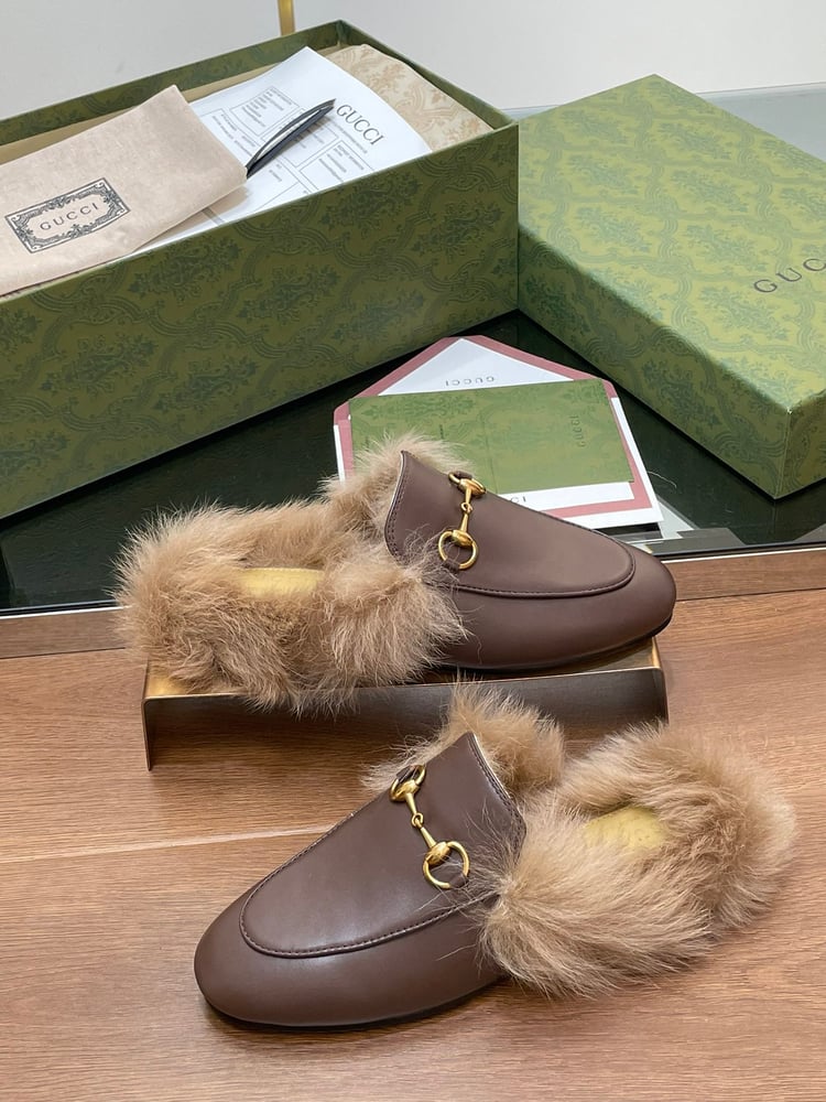 حذاء لوفر Gucci Classic Princetown مبطن بالفرو باللون البني