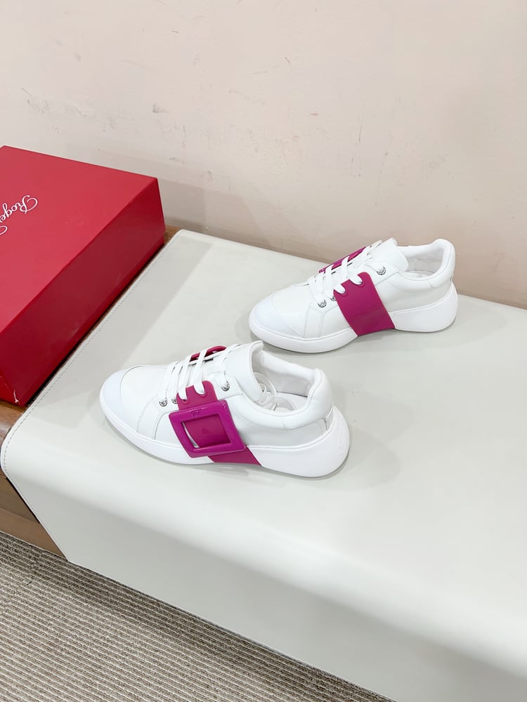 حذاء رياضي أبيض جديد بمشبك ماسي لربيع صيف من Roger Vivier