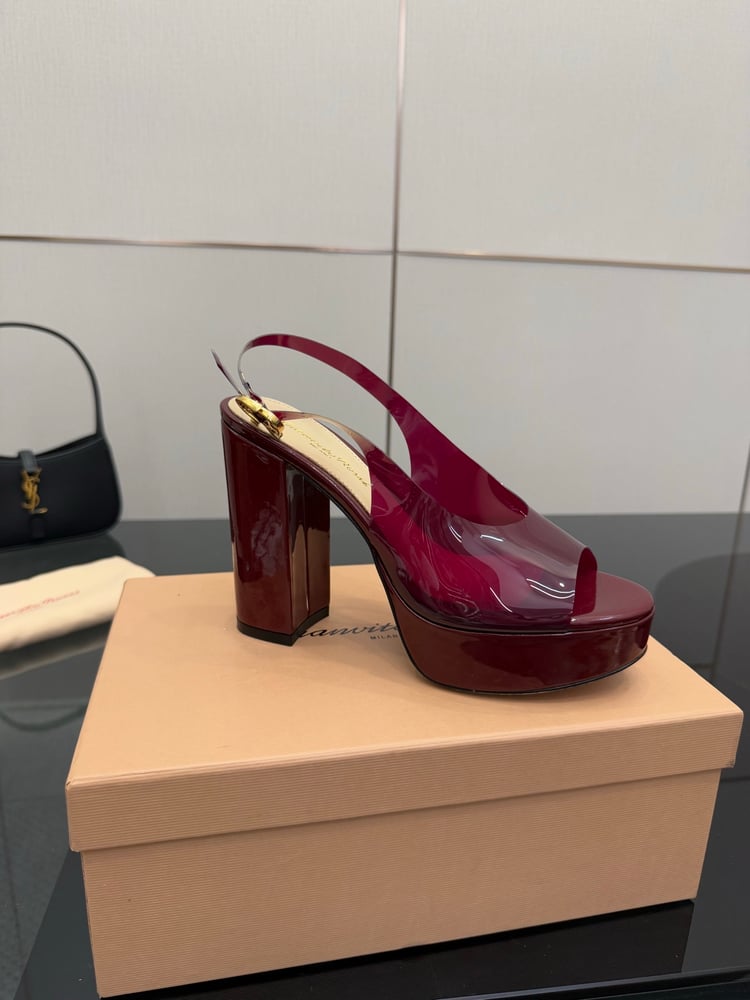 صنادل جديدة من Gianvito Rossi