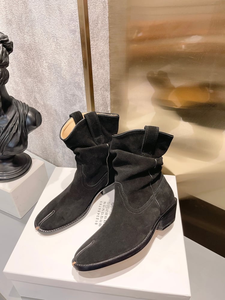 أحذية Martin Margiela ذات وبر مع تجاعيد طبيعية