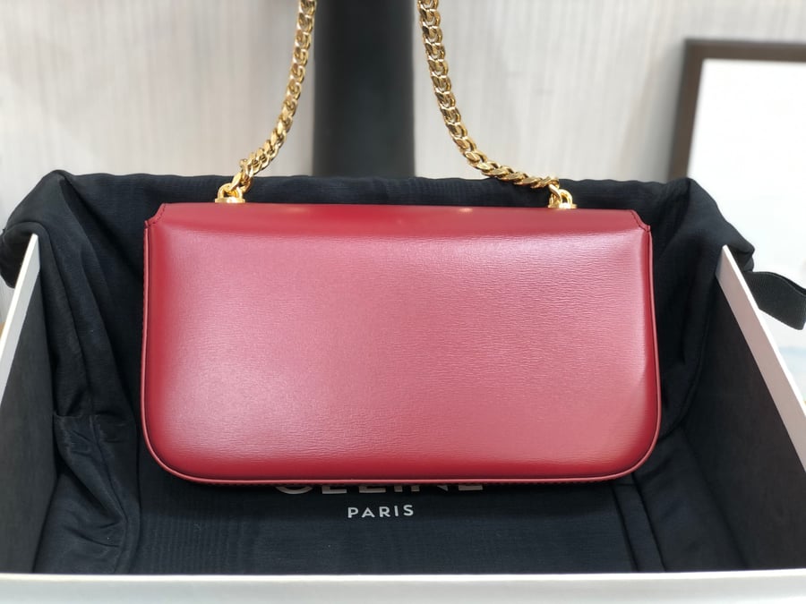 حقيبة صغيرة لامعة من CELINE بلون احمر