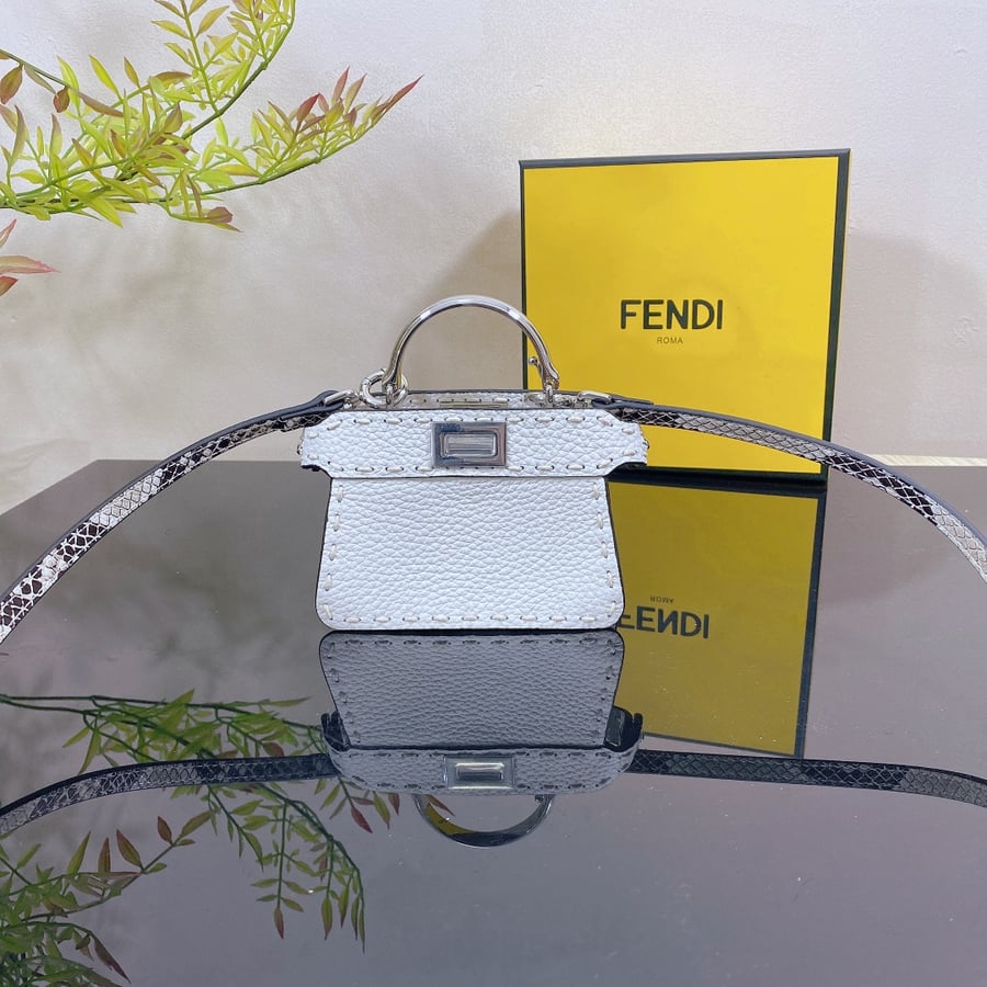 حقيبة قطط صغيرة من FENDI peekaboo بلون ابيض
