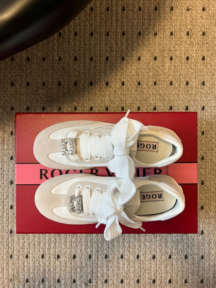 أحذية Dexun الكاجوال الجديدة من Roger Vivier