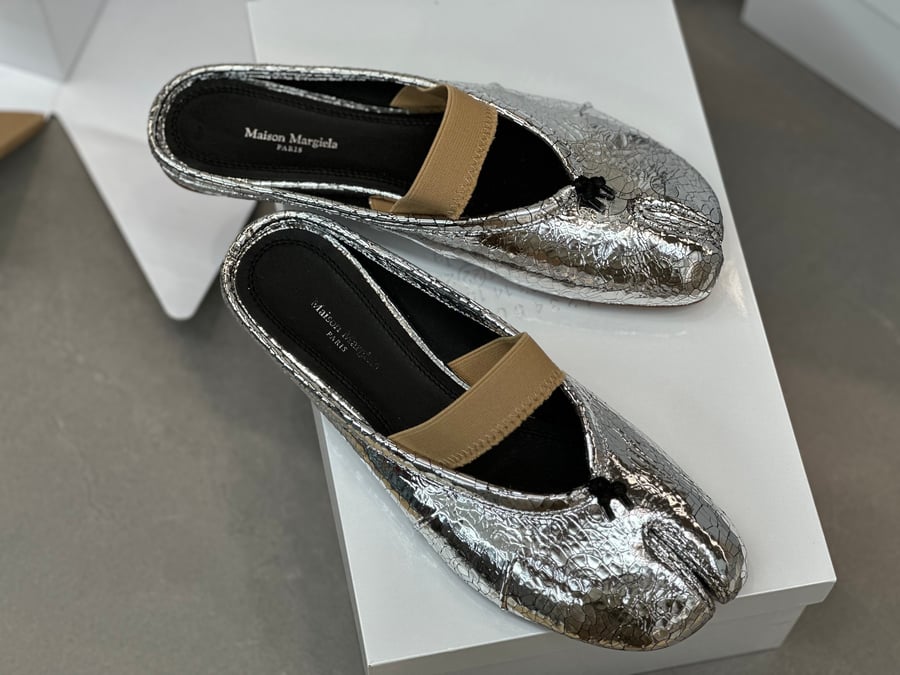أحذية الباليه المسطحة ذات الكعب المتوسط ​​والمطوية من Maison Margiela بلون فضي