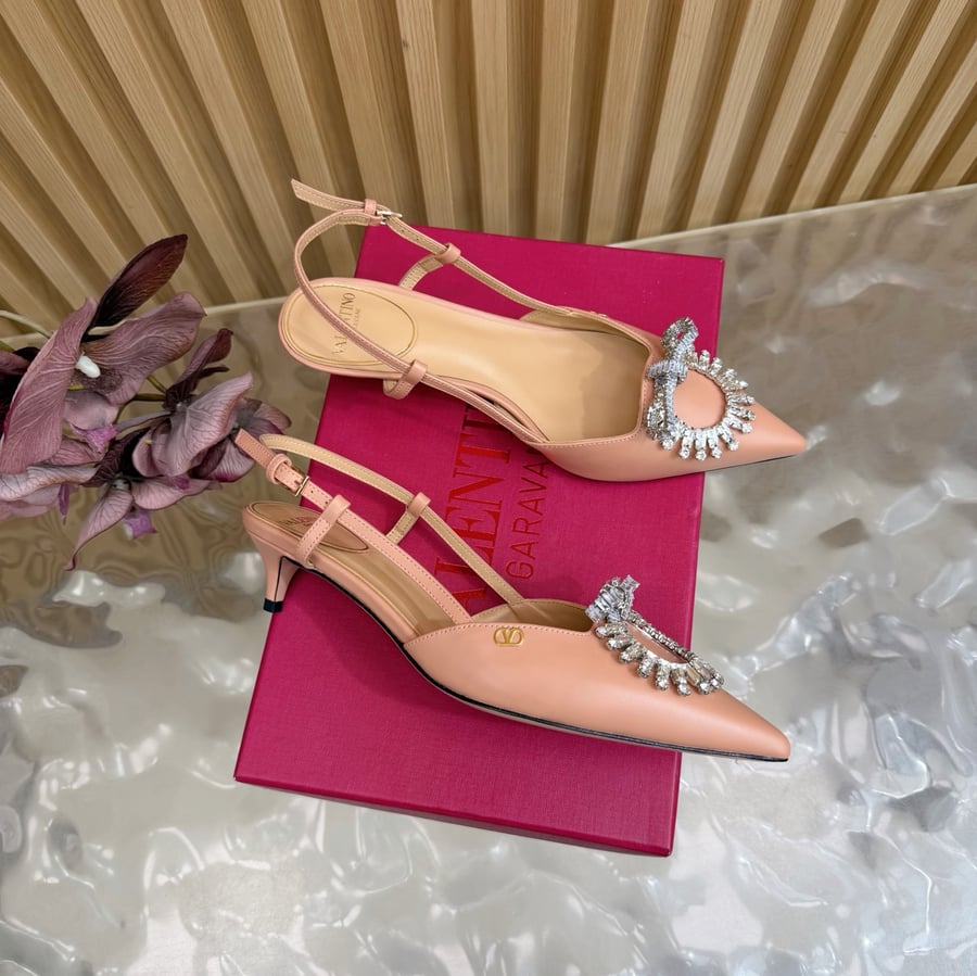 حذاء بكعب عالٍ من الجلد مزين بالكريستال من Valentino Garavani VLogo Signature باللون البيج