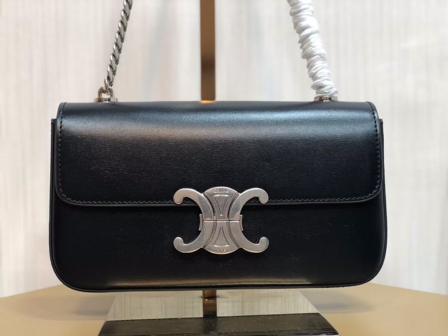 حقيبة صغيرة لامعة من CELINE بلون اسود