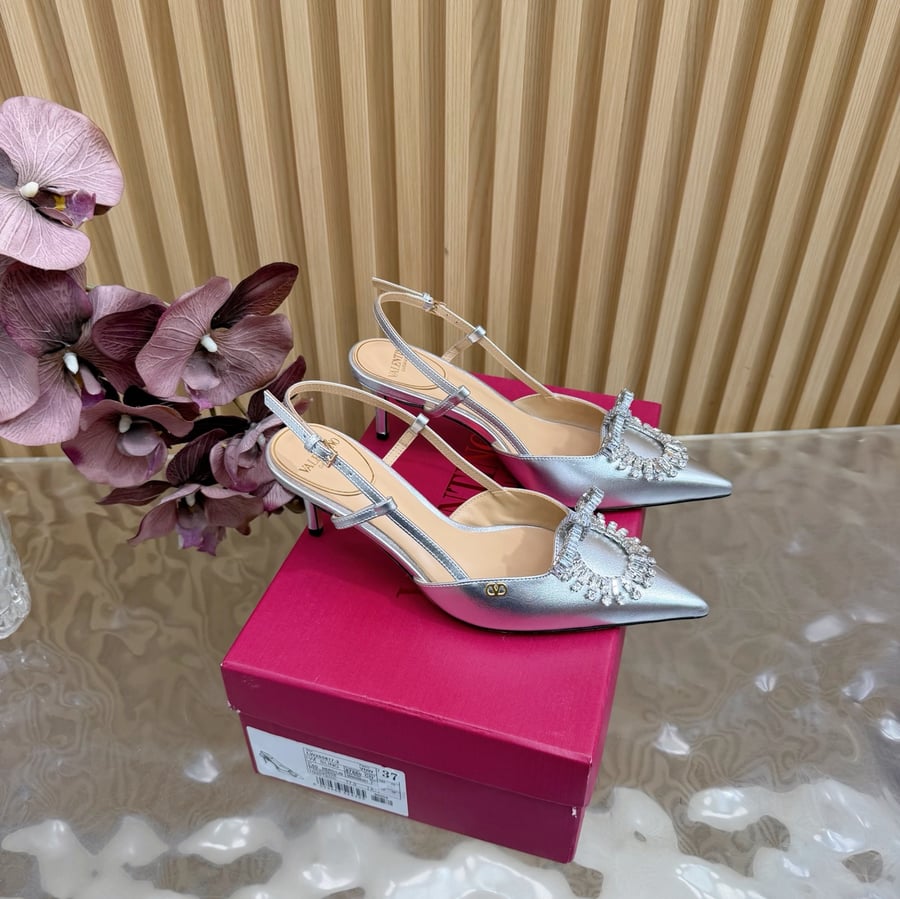 حذاء بكعب مفتوح من الخلف من الجلد مزين بالكريستال من Valentino Garavani VLogo Signature باللون الأسود