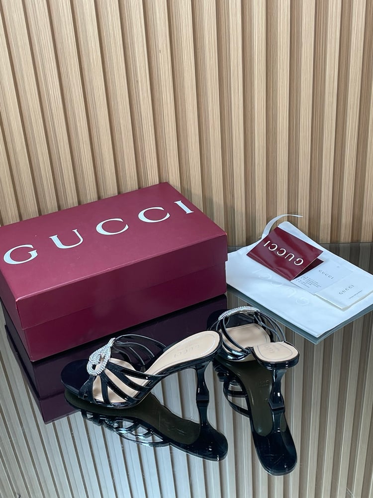 صندل غوتشي أليسيا ذو الأربطة باللون الأسود