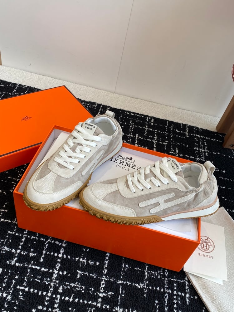أحذية Jet Series الرياضية المصنوعة من جلد الغزال من Hermes بلون بيج فاتح\بني رمادي