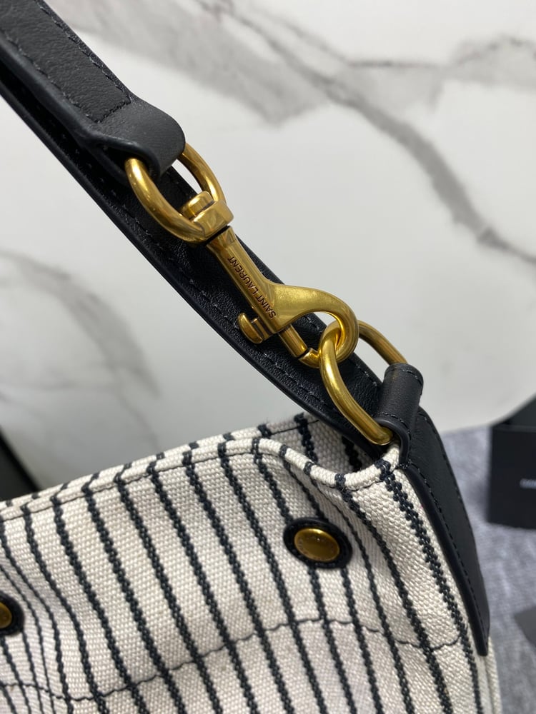حقيبة دلو القماش الجديدة من Saint Laurent
