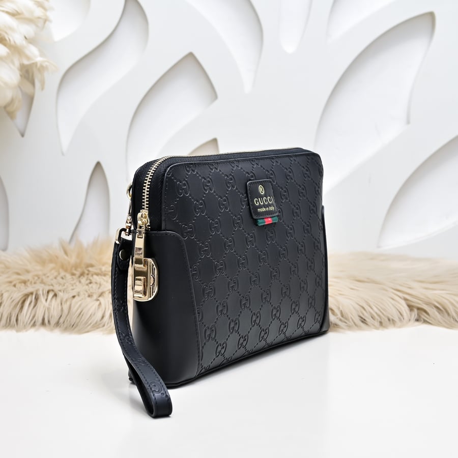 حقيبة كلتش Pouch غوتشي جلدية منقوشة بشعار GG باللون الأسود