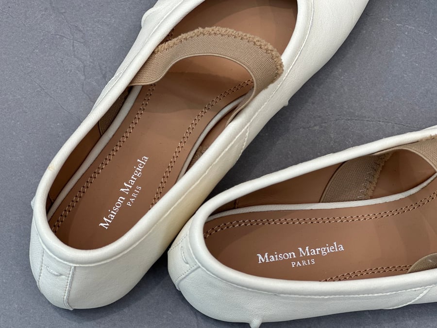 أحذية الباليه المسطحة ذات الكعب المتوسط ​​والمطوية من Maison Margiela بلون ابيض