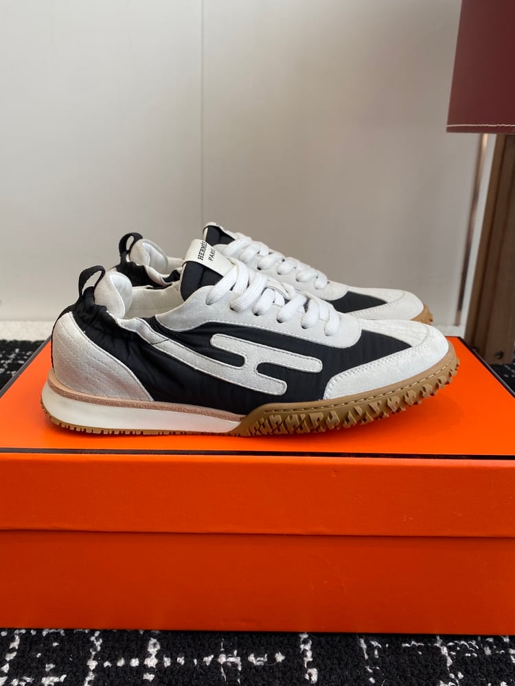 أحذية Jet Series الرياضية المصنوعة من جلد الغزال من Hermes بلون ابيض\اسود