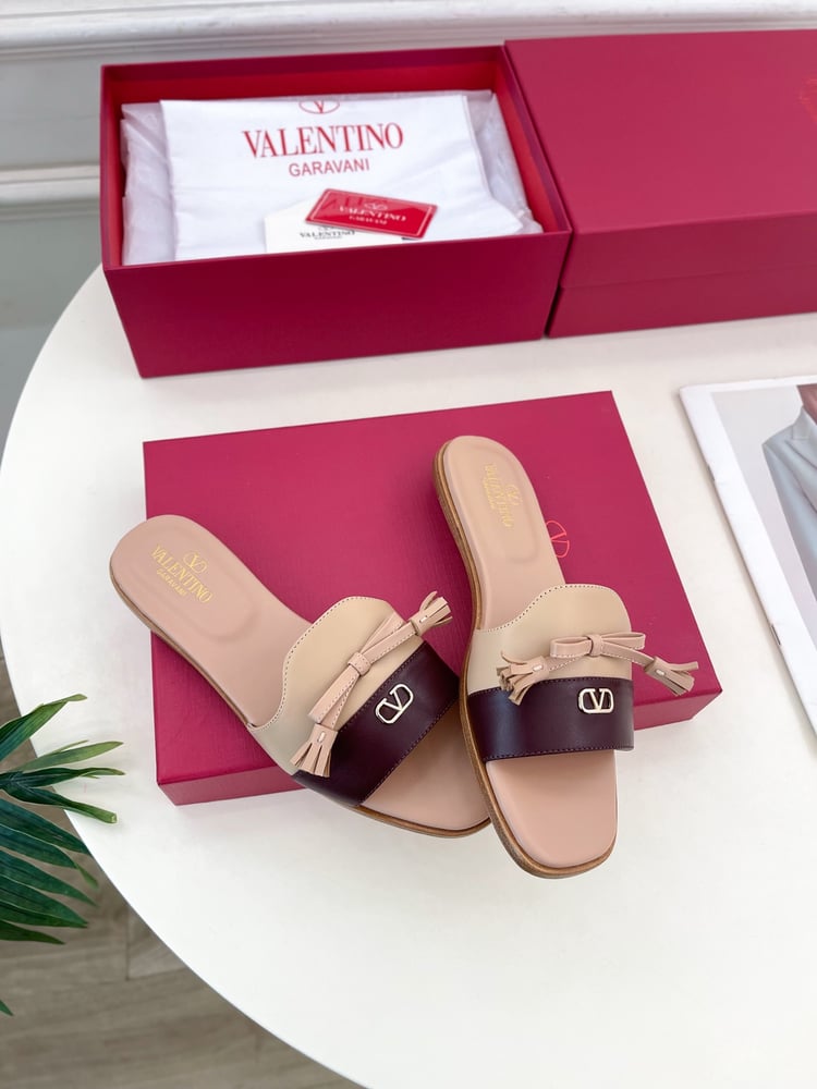 صنادل فالنتينو من مجموعة V-Buckle Bowknot باللون البيج