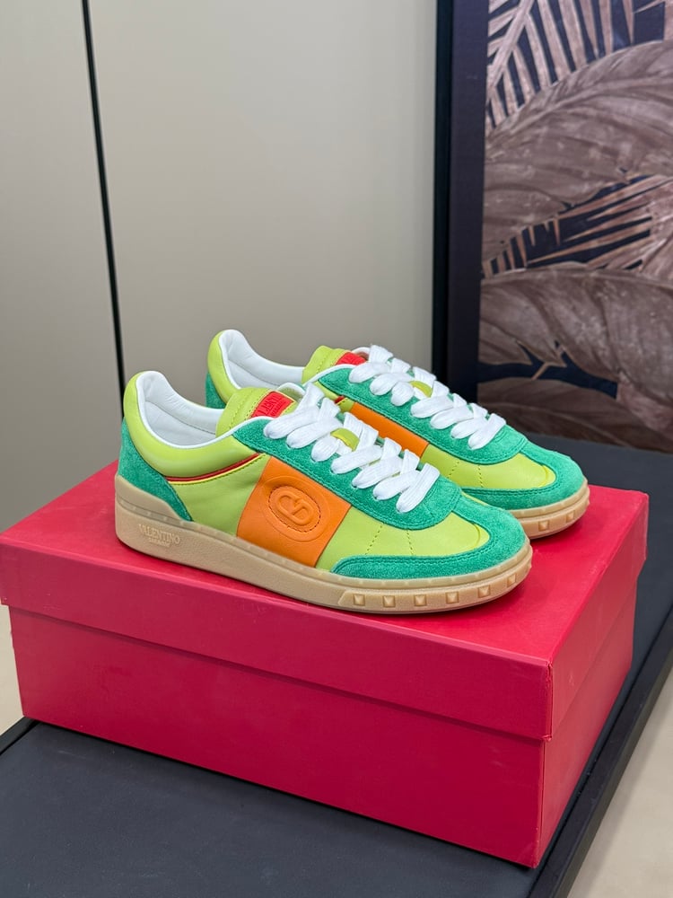 حذاء Valentino Garavani Upvillage باللون الأخضر\البرتقالي