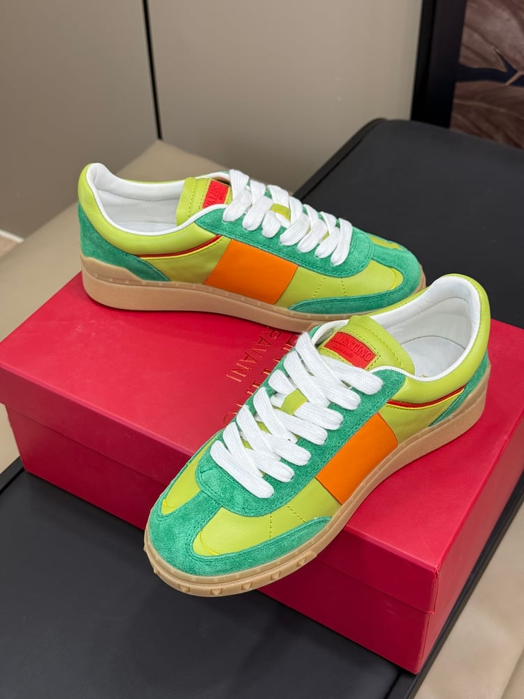حذاء Valentino Garavani Upvillage باللون الأخضر\البرتقالي