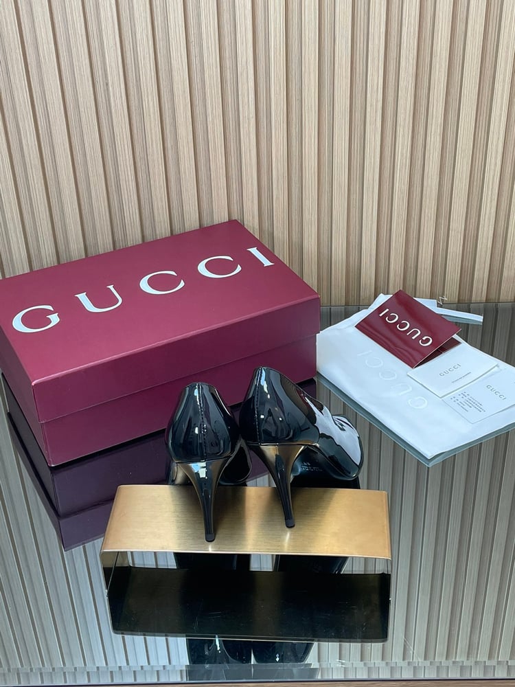 أحذية Gucci ذات الكعب العالي من الجلد اللامع على شكل حرف V بلون اسود