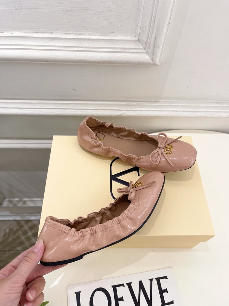 حذاء باليه مسطح من Valentino VT Bow باللون البني الفاتح
