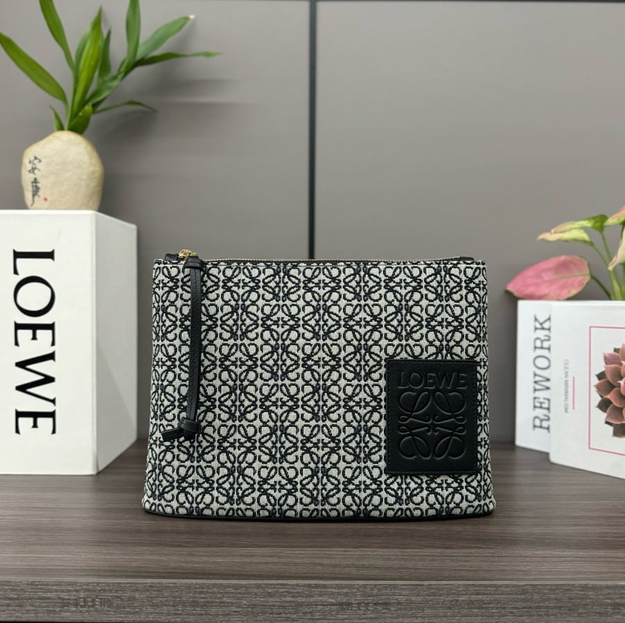 حقيبة Loewe Anagram Jacquard Oblong Pouch باللون الأسود