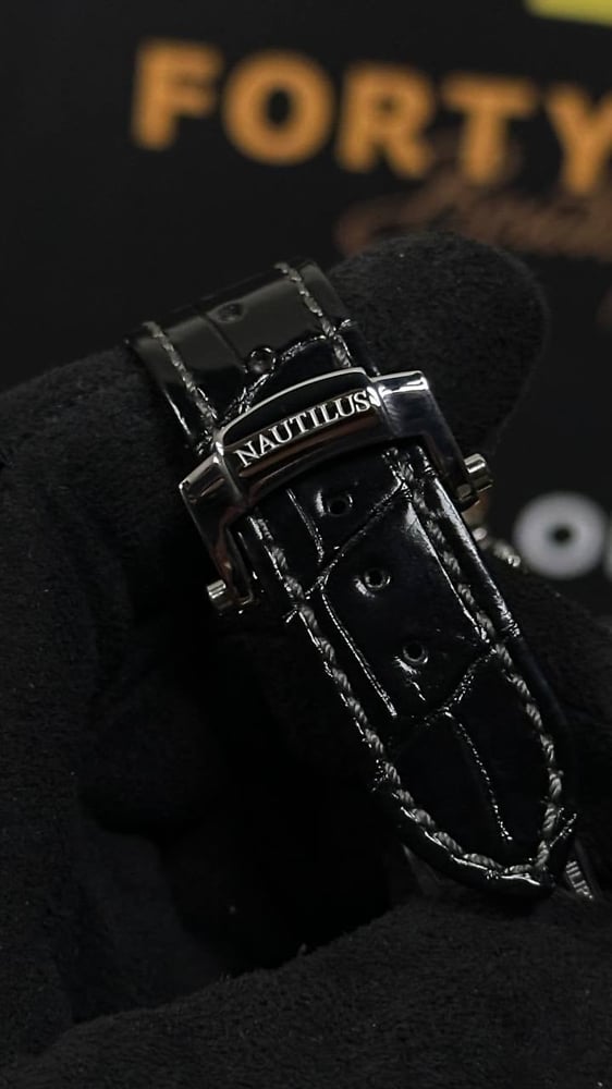 باتيك فيليب Nautilus 5726A | الفخامة الرياضية بالتقويم السنوي