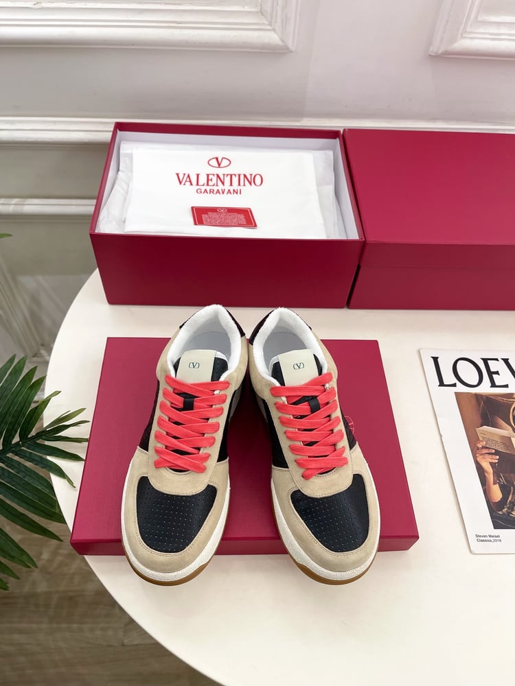 حذاء Valentino Garavani Upvillage Crosta باللون الأبيض/الأسود