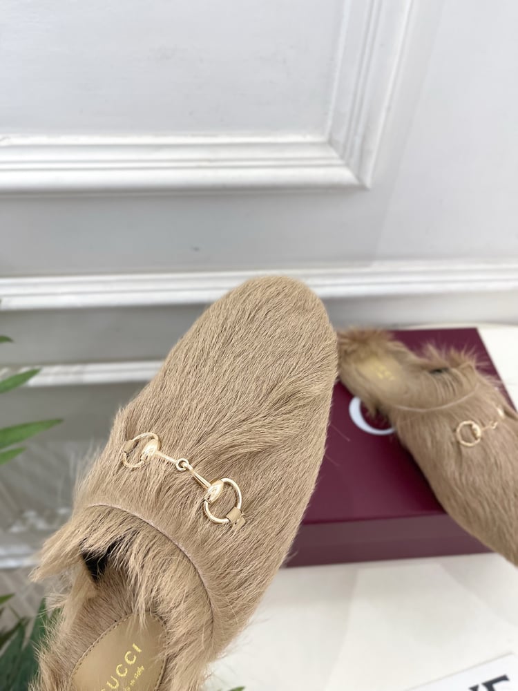 حذاء Gucci Princetown Horsebit باللون البني