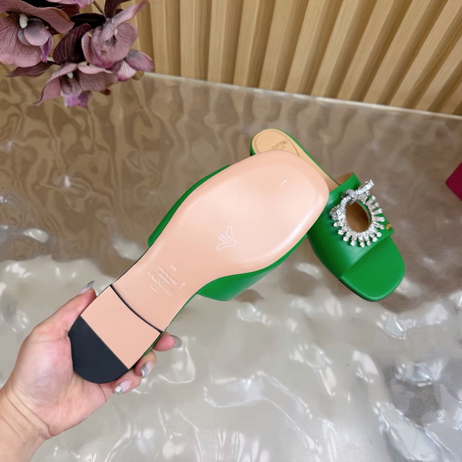 صندل ميول من الكريستال من فالنتينو بلون اخضر