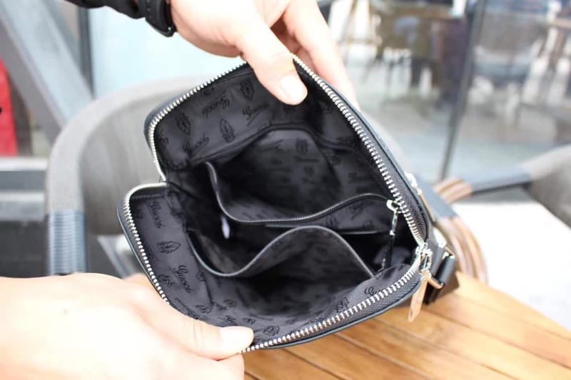 حقيبة كروس بودي متوسطة الحجم من الجلد الأسود بشعار Gucci GG