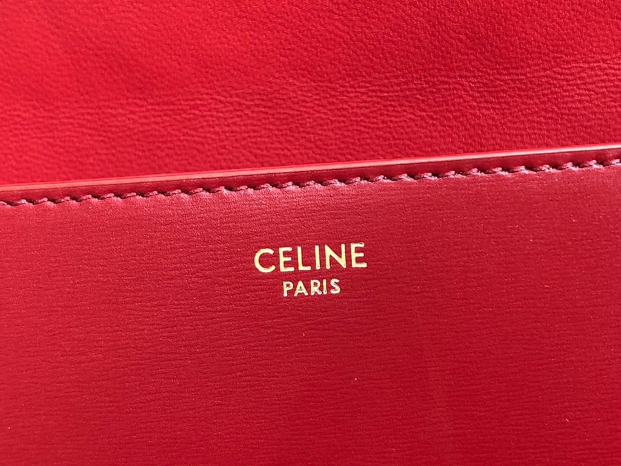 حقيبة صغيرة لامعة من CELINE بلون احمر