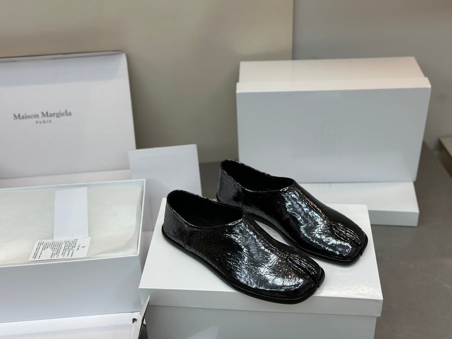 أحذية Maison Margiela MM6 ذات المقدمة المنفصلة بلون اسود