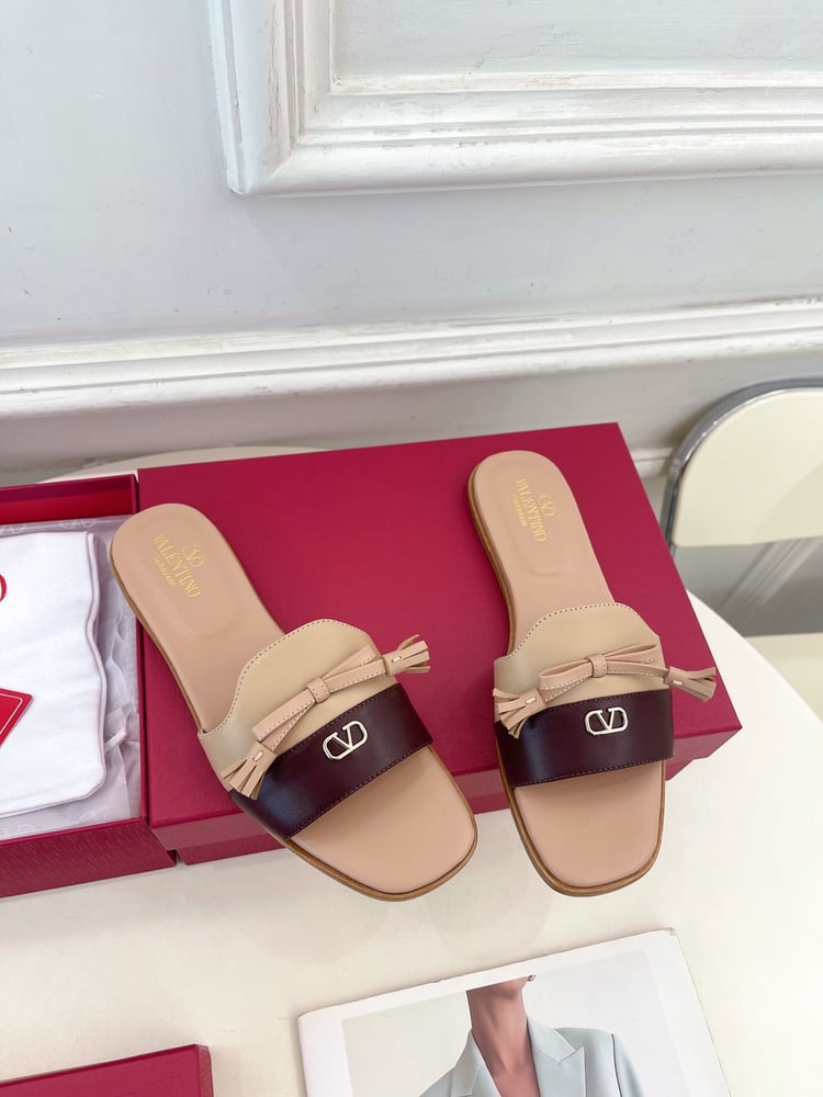 صنادل فالنتينو من مجموعة V-Buckle Bowknot باللون البيج