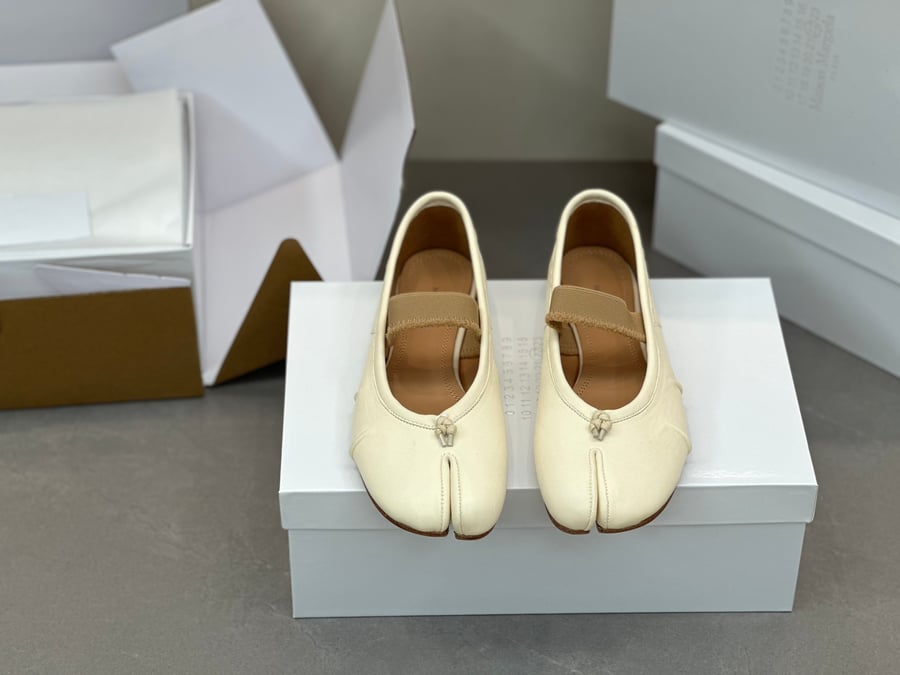 أحذية الباليه المسطحة ذات الكعب المتوسط ​​والمطوية من Maison Margiela بلون ابيض