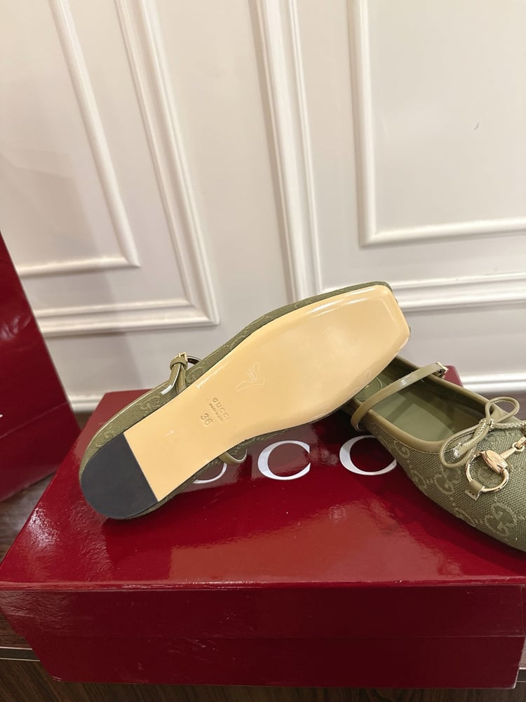 حذاء ميول نسائي من سلسلة Gucci Horsebit بلون اخضر