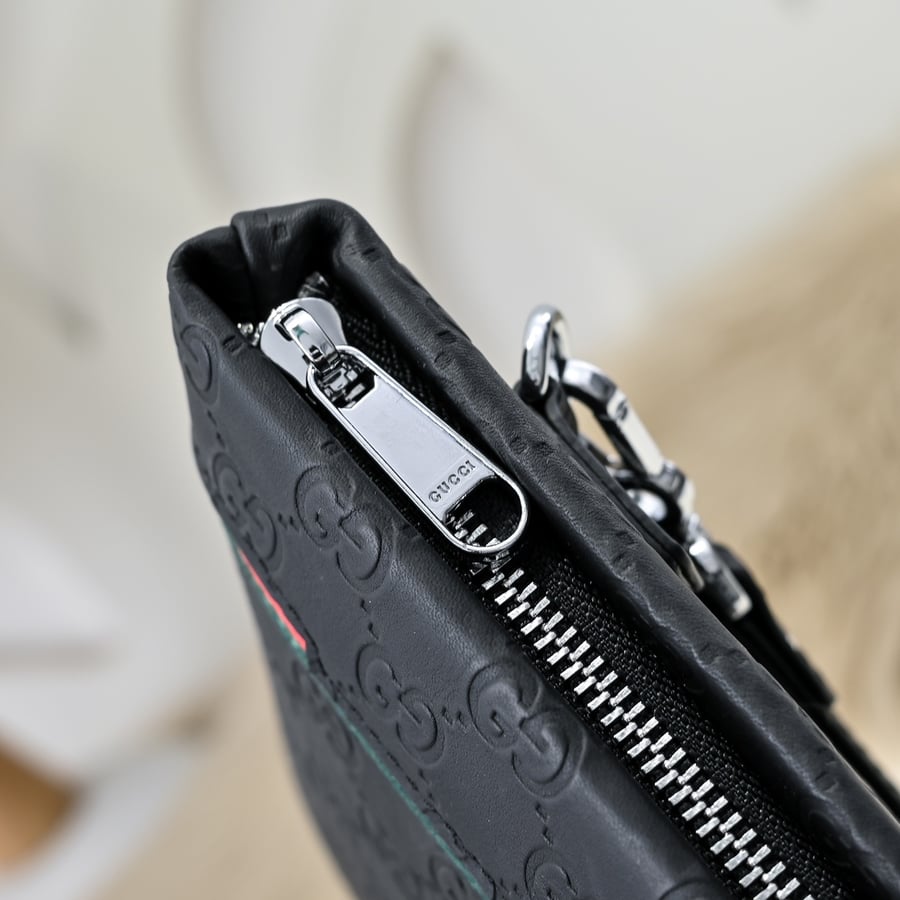 حقيبة كلتش Pouch غوتشي جلدية منقوشة بشعار GG باللون الأسود