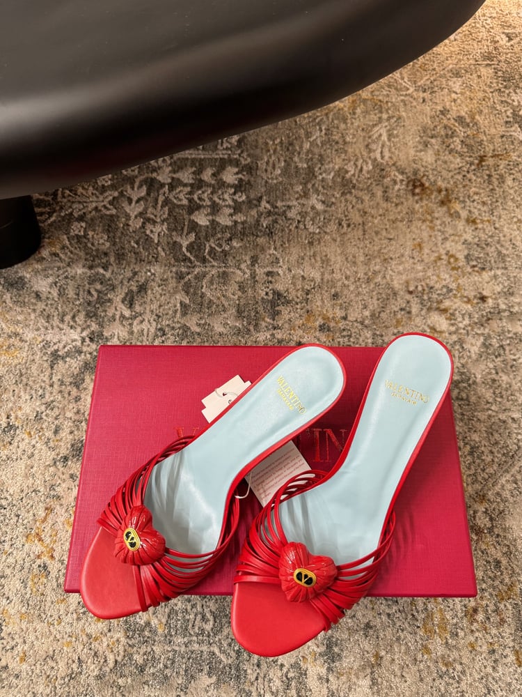 صندل جلدي من Valentino Garavani Royal Heart VLogo باللون الأحمر