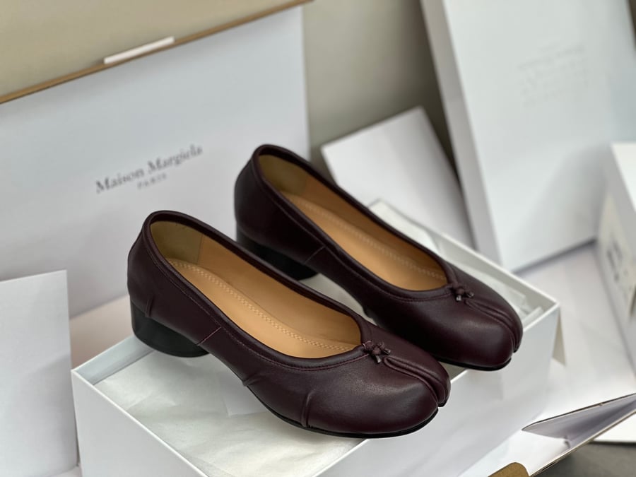 أحذية الباليه المسطحة ذات الكعب المتوسط ​​والمطوية من Maison Margiela بلون بني داكن