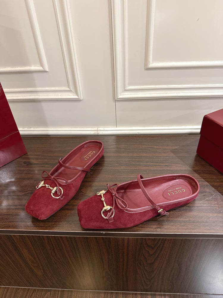 حذاء ميول نسائي من سلسلة Gucci Horsebit بلون احمر