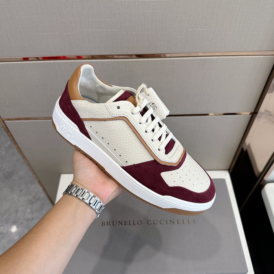 حذاء رياضي رجالي من Brunello Cucinelli مصنوع من جلد العجل السويدي باللونين الأبيض والأحمر