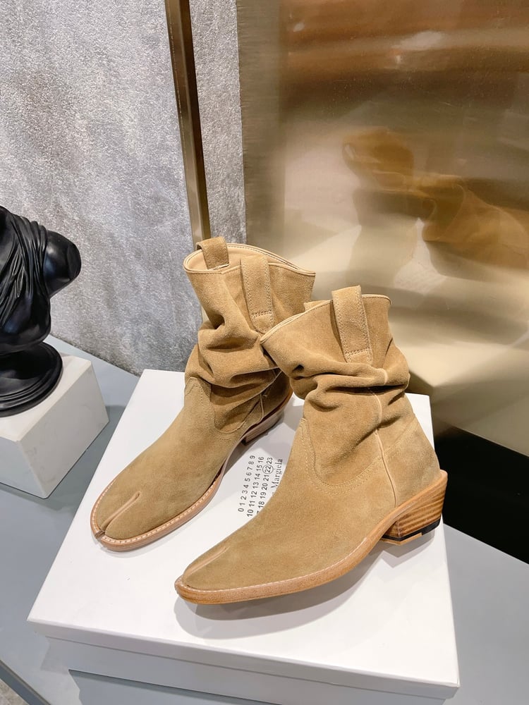 أحذية Martin Margiela ذات وبر مع تجاعيد طبيعية