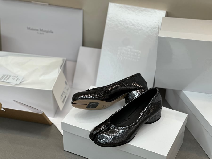 أحذية الباليه المسطحة ذات الكعب المتوسط ​​والمطوية من Maison Margiela بلون اسود
